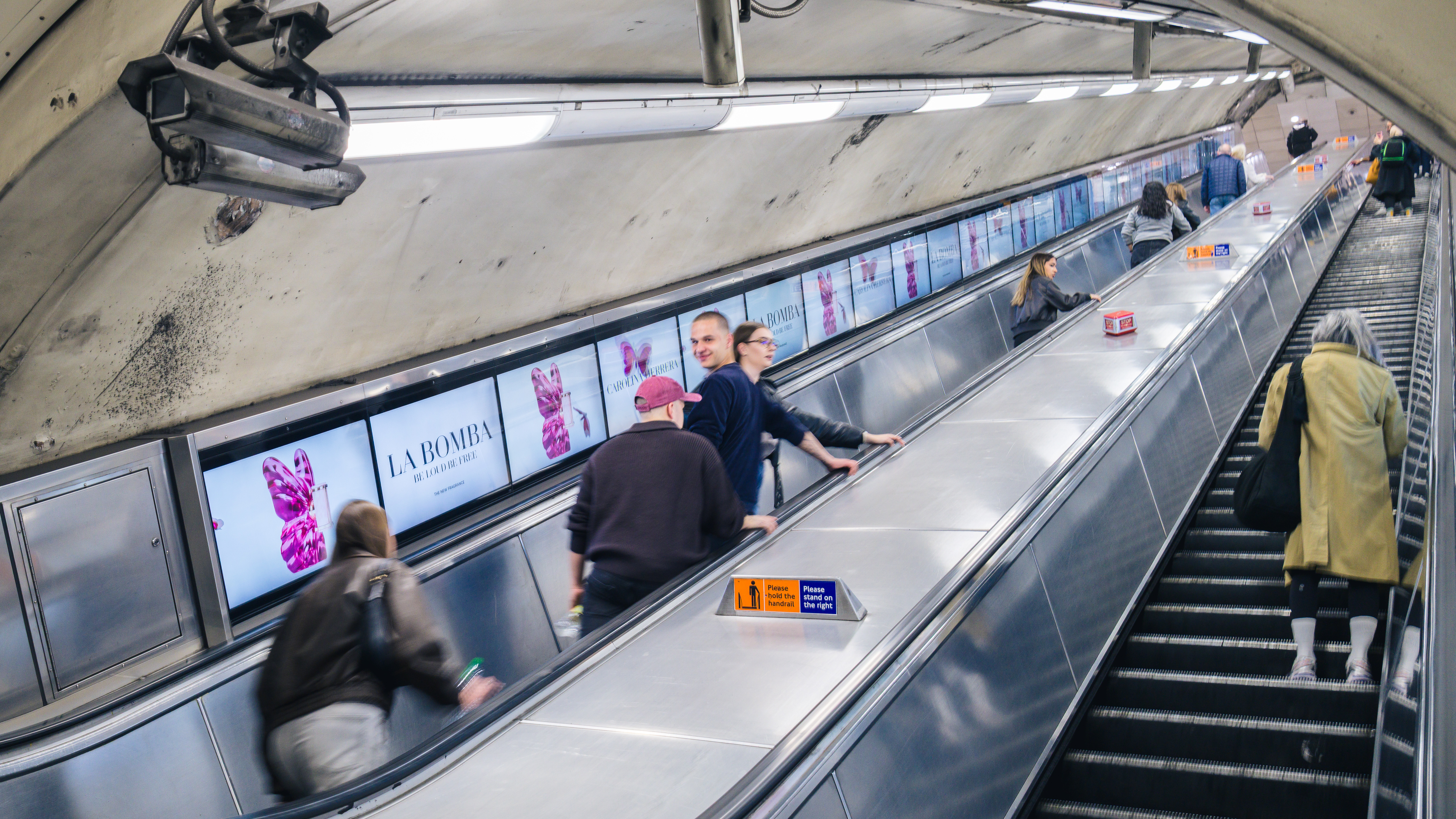 Carolina Herrera Causa Revuelo en Londres con Campaña 3D a Gran Escala para el Perfume "La Bomba"