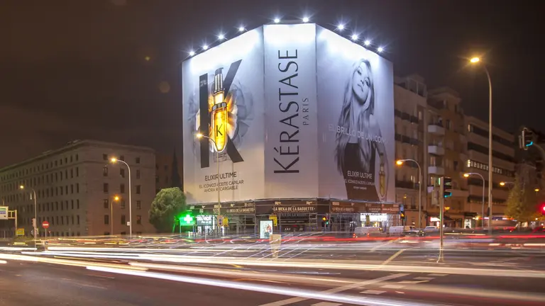 Kérastase Ilumina Madrid con una Lona Retroiluminada en una Campaña Navideña de Alto Impacto