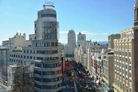 El Corte Inglés Convierte la Gran Vía en una Experiencia Sensorial Navideña con Nieve Incluida