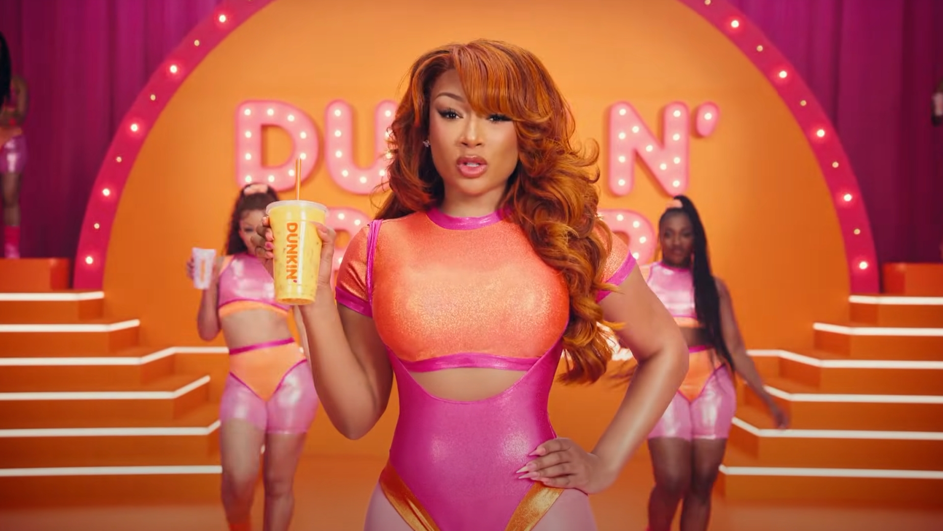 Megan Thee Stallion se Convierte en 'Pro-Tina' para Lanzar Bebidas de Proteínas de Dunkin' en un Video Retro de Fitness 08 de Enero de 2026
