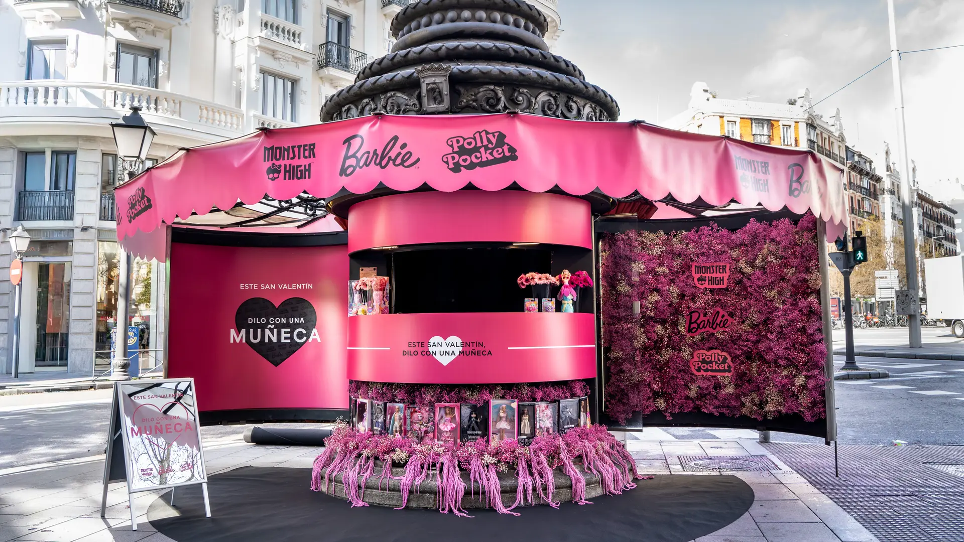 El centro de Madrid se tiñe de rosa y negro: El éxito de la primera pop-up de Mattel Collector